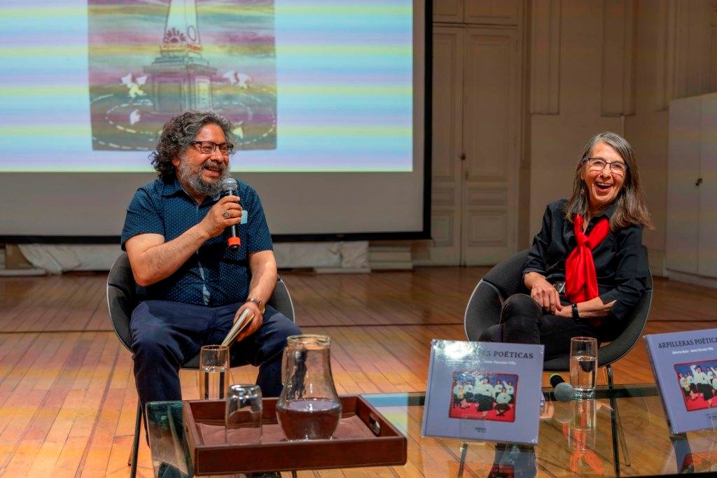 La curadora de Conflict Textiles Roberta Bacic, y el poeta Jaime Huenún Villa, en el lanzamiento de su libro “Arpilleras poéticas”, 7 de diciembre de 2023 al mediodía. (foto: Cristián Rojas Vallés)