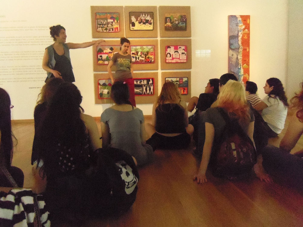 Students at the Pottery College/Escuela de Cerámica taking part in an arpillera workshop, as part of a programme of activities linked to the exhibition: 'RETAZOS TESTIMONIALES: arpilleras de Chile y otras latitudes', (Photo: Liliana Adragna)